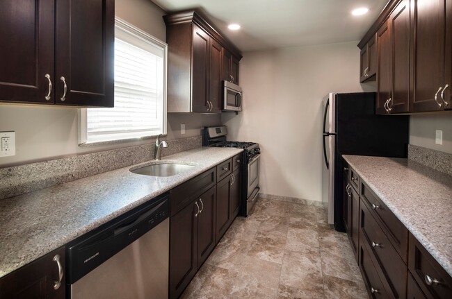 Foto del interior - Leonia Manor: In-Unit Washer & Dryer, Heat...