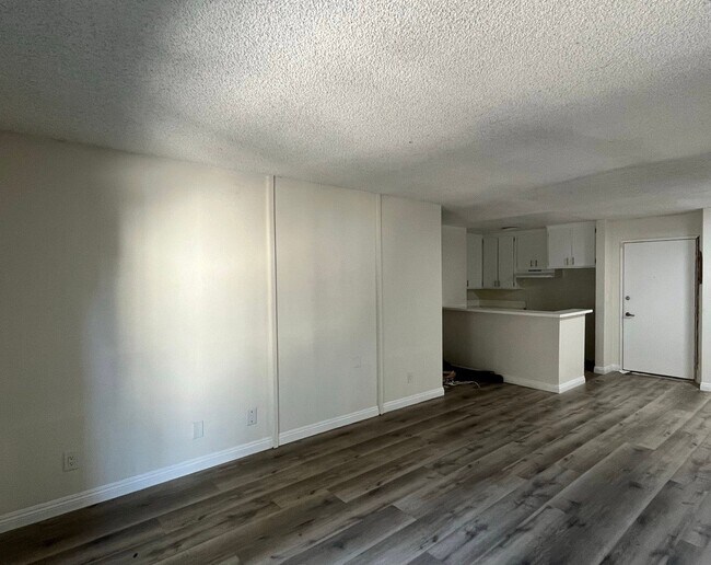 Foto del edificio - 9010 Tobias Ave