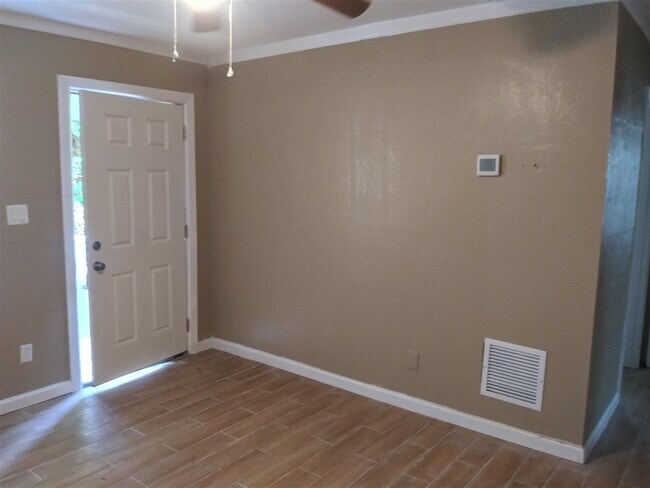 Foto del edificio - 2068 Holmes St