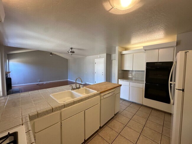 Building Photo - Open House Sunday 5/19 3-4 pm Don't miss t...