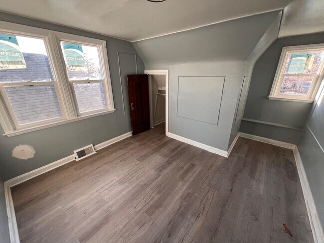 Building Photo - Beautiful 2 bedroom 1.5 bath - $1095/mo