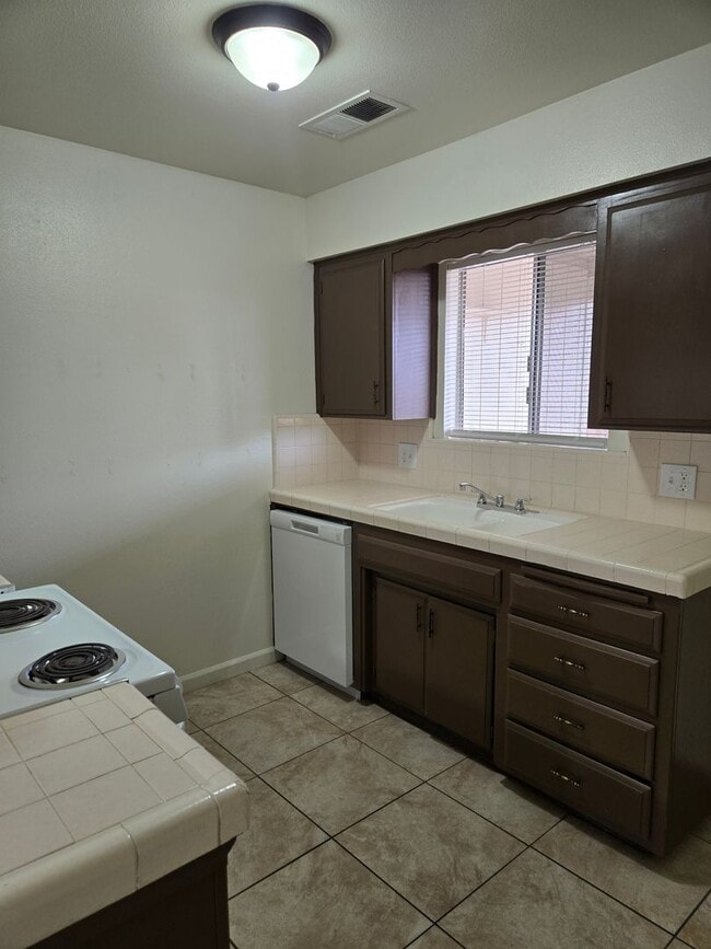 Building Photo - Cute Unit - 2bdr 1bth