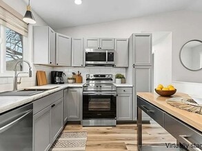 Building Photo - 252-254 Aristocrat Dr