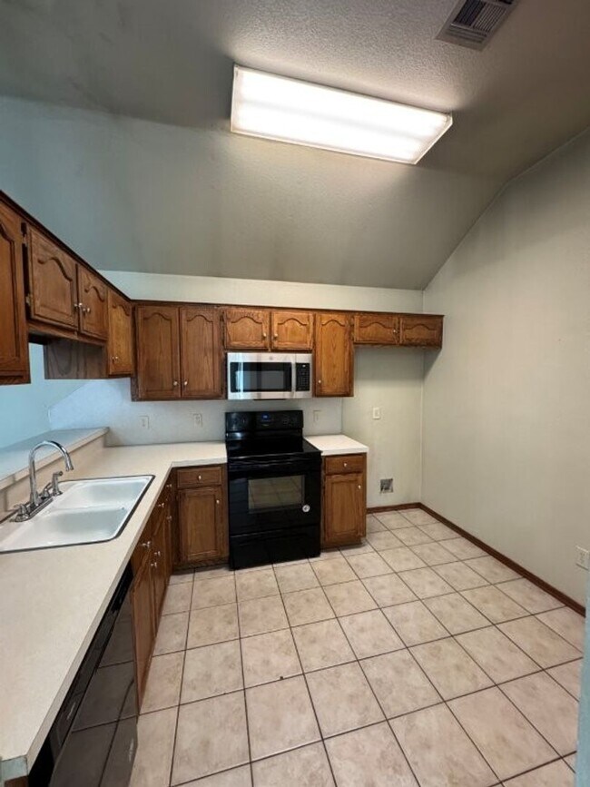 Building Photo - 3 bed in Moore schools new paint, ready fo...
