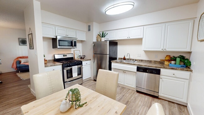 Kitchen - Cambridge House Apartments