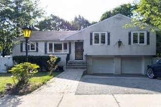 Building Photo - 6 Peachtree Ln