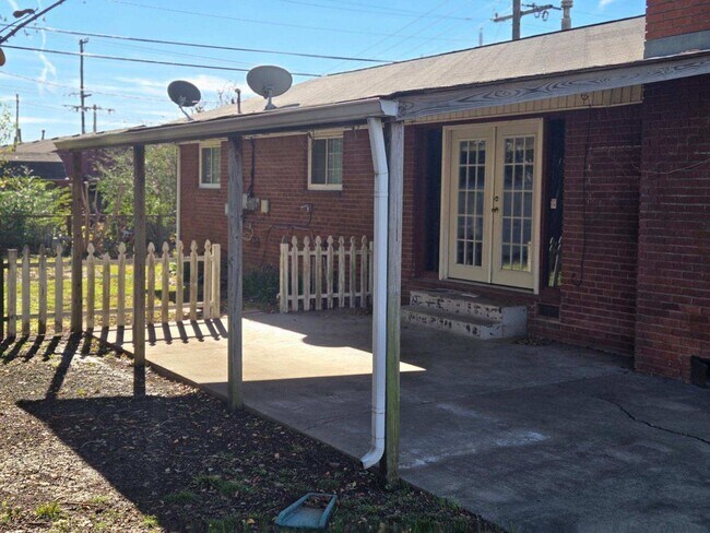 Foto del edificio - Mid-town red brick ranch home with 3 bed, ...