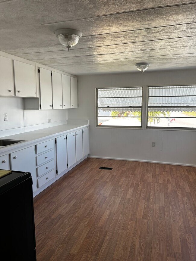 Foto del edificio - **FIRST MONTHS RENT FREE*** 2 Bedroom Home...