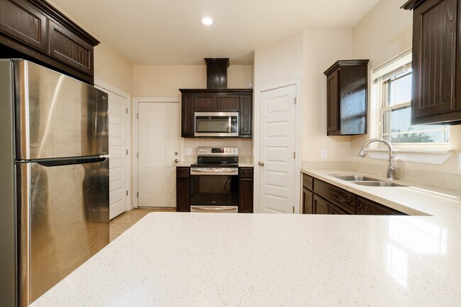 Building Photo - 2706 E Garfield Ave