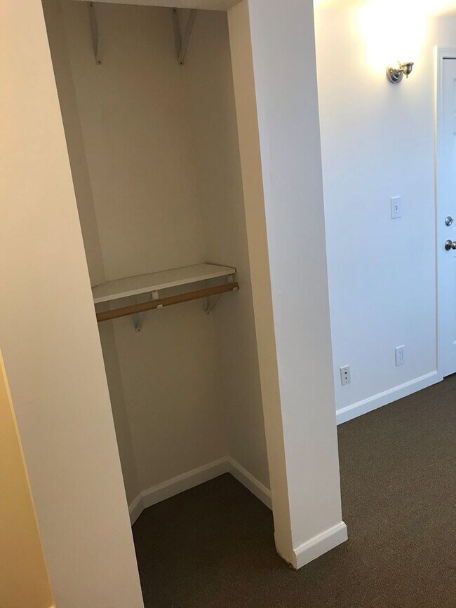 Building Photo - 947