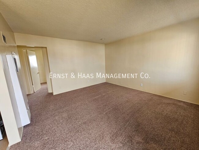 Building Photo - Great 1 Bedroom Apartment with Parking Space!