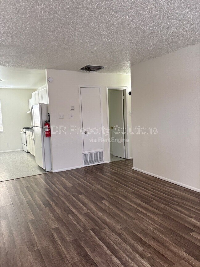 Building Photo - 408 Princeton Dr SE