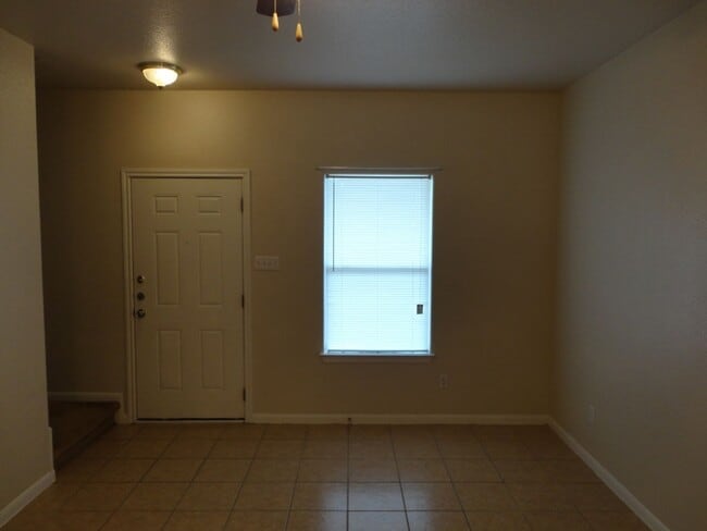 Building Photo - Nice 4 bedroom house close to down town!