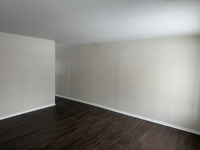 Building Photo - 3 S Victoria Ln