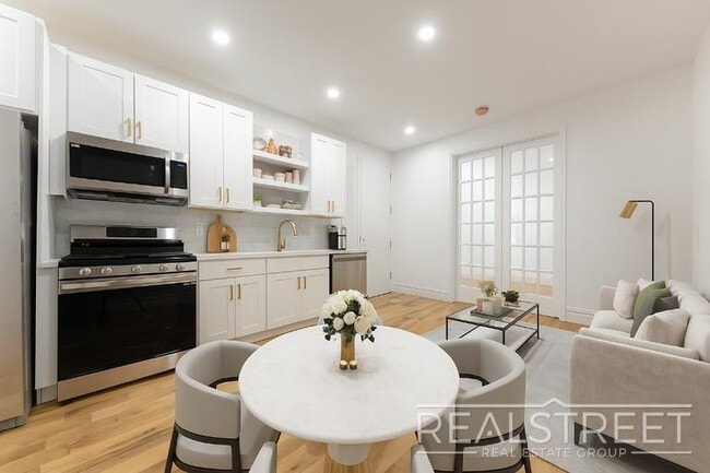 Building Photo - STUNNING 4+ BED 3 BATH DUPLEX + YARD IN PRIME BUSHWICK TOWNHOUSE