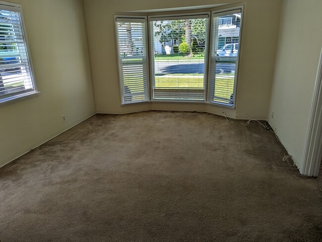 living room - 1324 Cota Ave