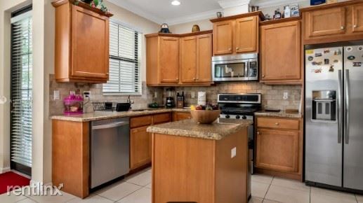 Building Photo - 4 br, 3.5 bath Townhome - 3331 NW 124th Te...