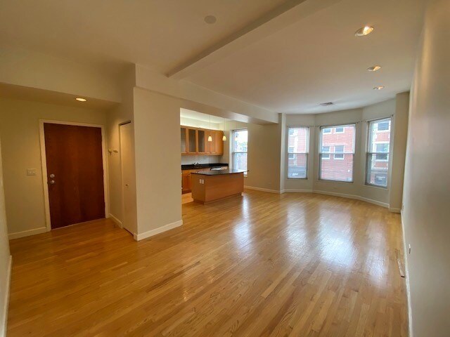 Primary Photo - 802 W Buckingham Pl