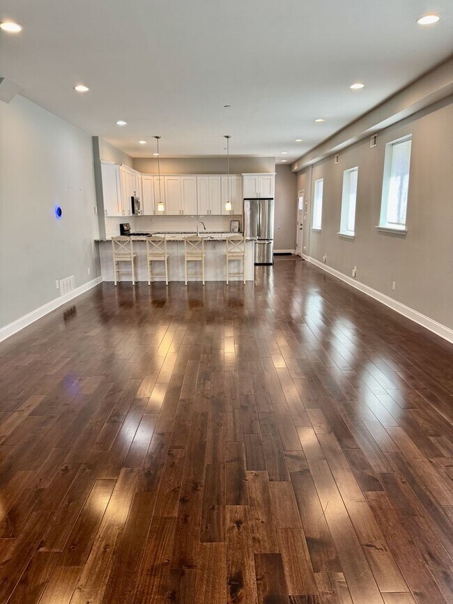 Building Photo - Modern 3 Bed, 2.5 Bath Home with Private R...