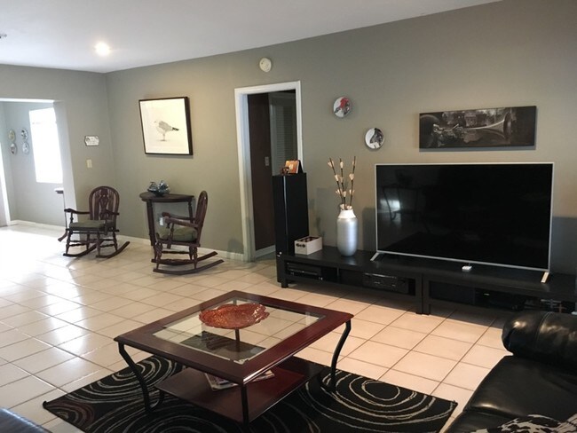 Family Room - 150 SW 27th Rd