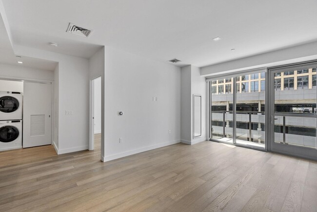 Building Photo - 375 Canal St
