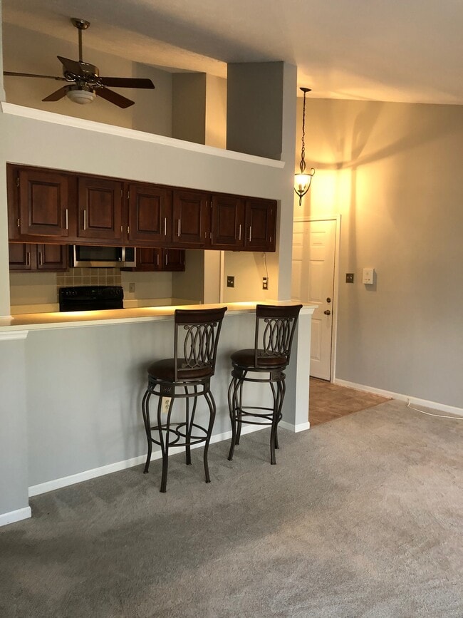 living room/kitchen - 1006 Markham Ct