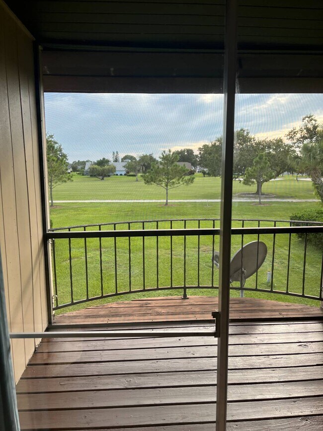 Foto del edificio - 3731 Edgewater Dr