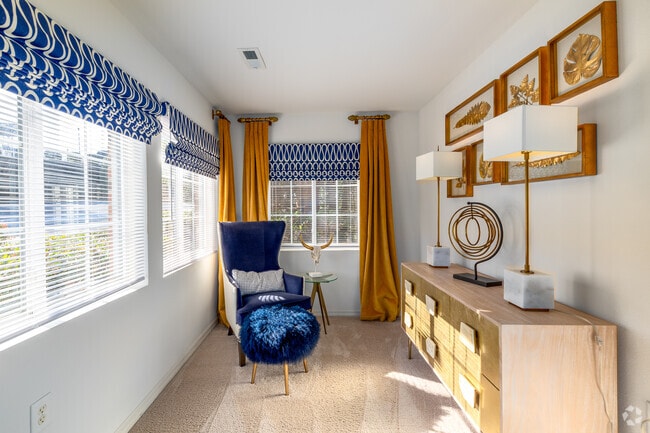 2BR, 2BA - 1,035SF - Sunroom - Bromley Village