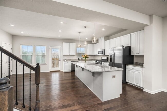 Building Photo - END UNIT EXTRA LARGE TOWNHOME FOR LEASE