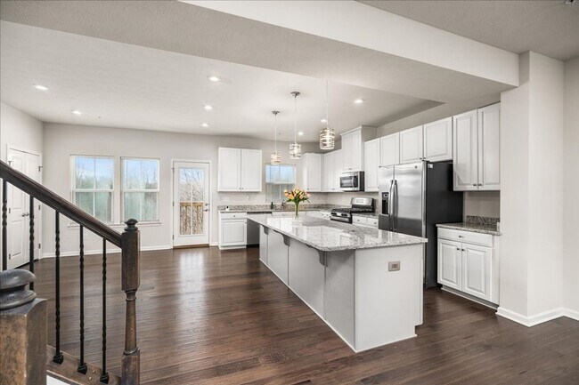 Foto del edificio - END UNIT EXTRA LARGE TOWNHOME FOR LEASE