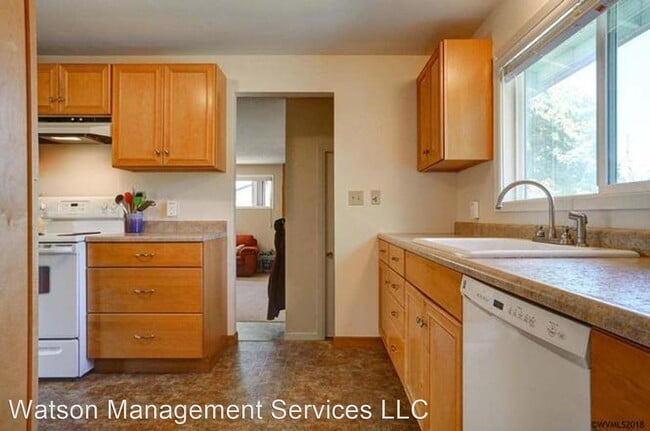 Building Photo - 3 br, 2 bath House - 1320 NW Menlo Dr
