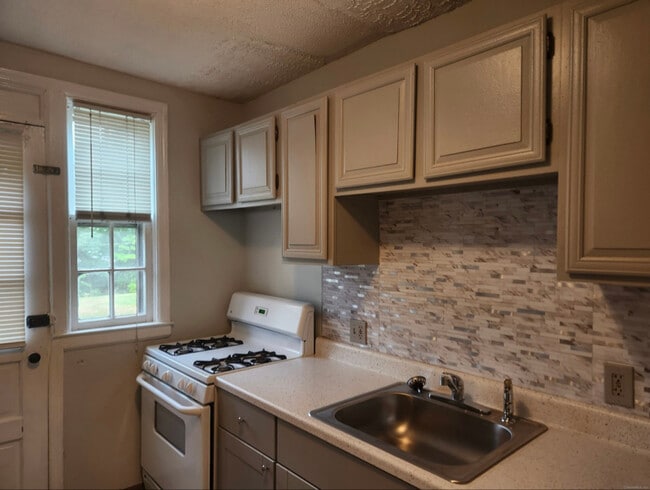 Building Photo - 17 Garden Dr