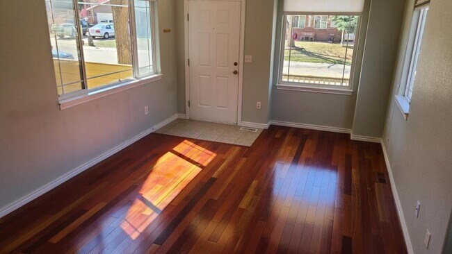 Building Photo - 818 S Terry St