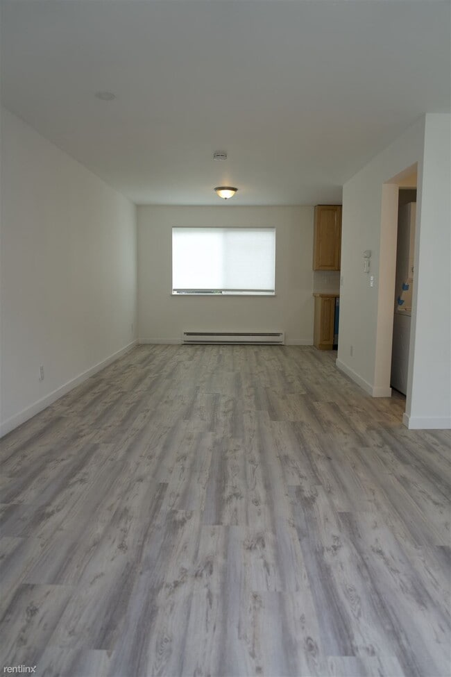 Building Photo - 2 br, 1.5 bath Townhome - 240 South 152nd ...