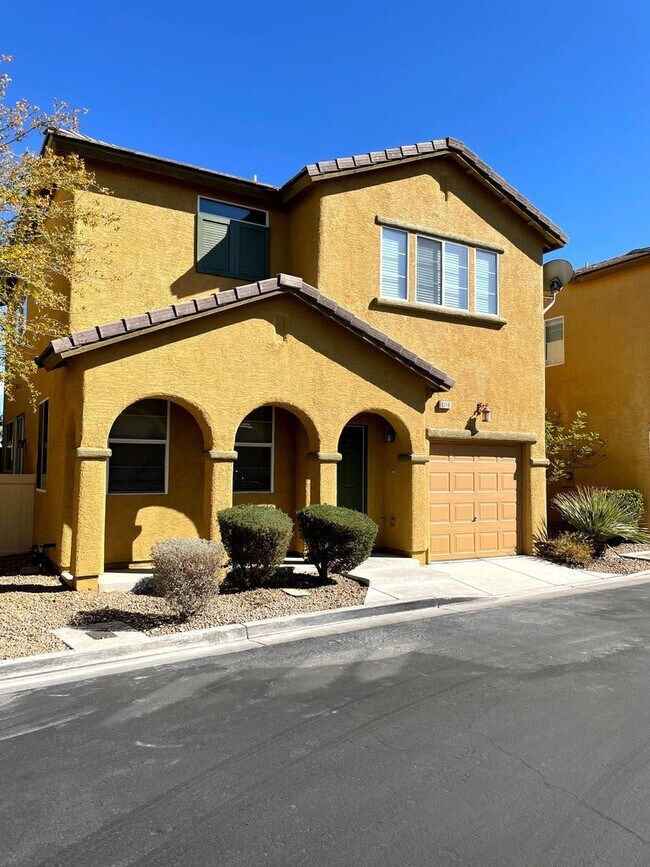 Building Photo - DARLING 3 BEDROOM, 2.5 BATH LOCATED IN GAT...