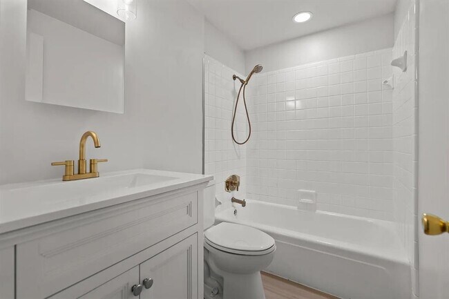 Building Photo - 533 S Bonner Ave