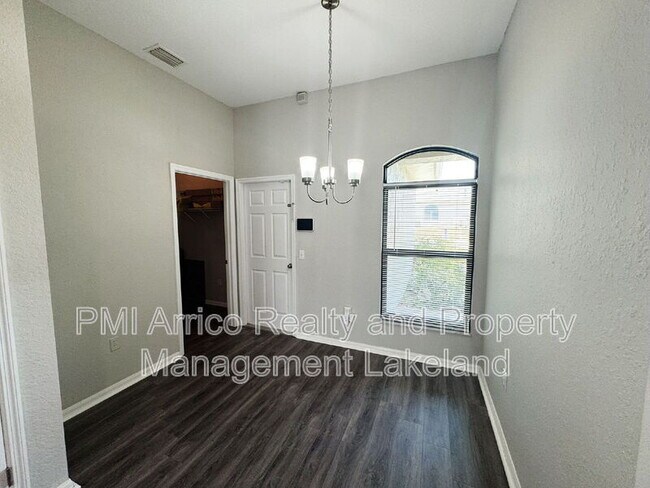 Foto del edificio - 346 Sterling Dr