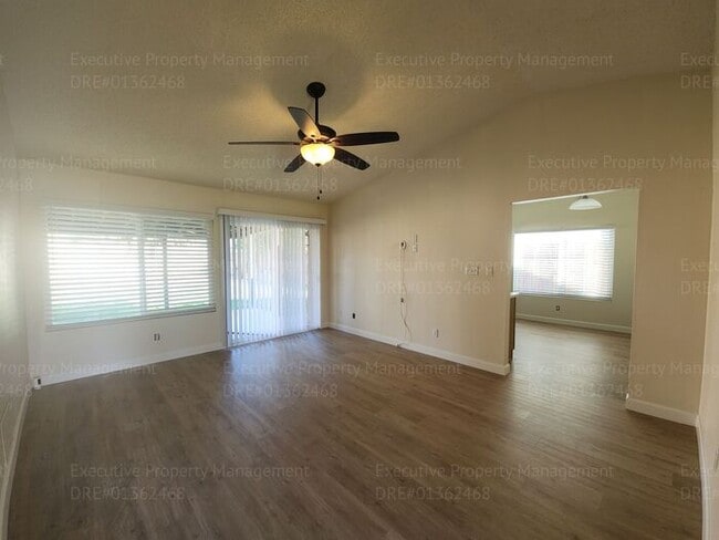 Building Photo - 3 bedroom/ 1.75 bathroom located in southw...