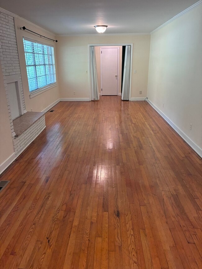 Building Photo - 3649 Pineview Cir