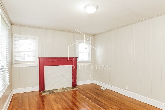 Foto del edificio - Charming 2-Bed Gem with Fireplace & Hardwo...