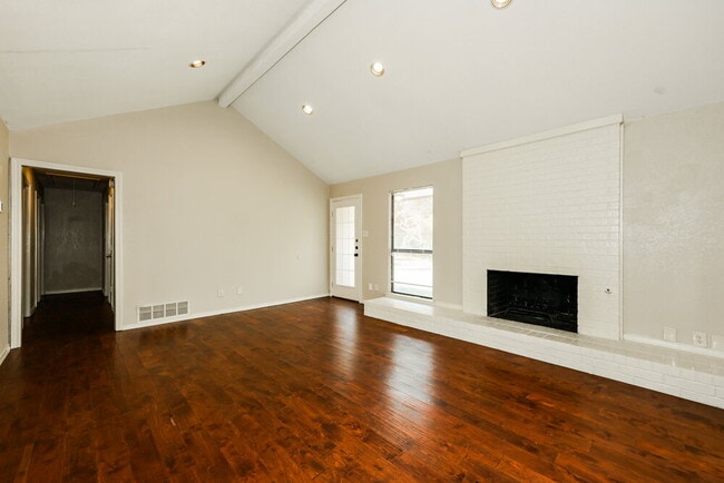 Building Photo - 904 Fairfield Ln