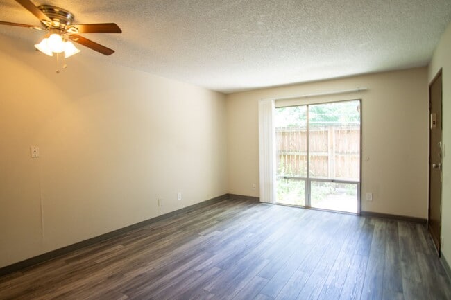 Building Photo - 1-Bdr on Pill Hill: Private Patio & Close ...