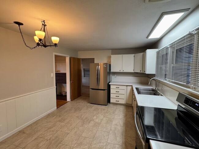 Foto del edificio - Open House: Sun. Jan 11, 2026 from 2-4 pm - 4 Bedroom, 2 Bathroom House in SE Eugene