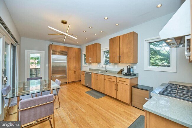 Building Photo - 711 N Barton St