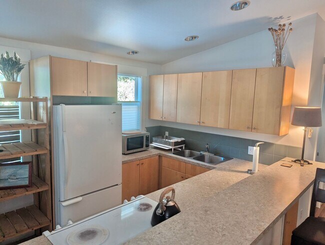 Foto del edificio - Pristine Historic Fort Ward Townhome on Bainbridge Island