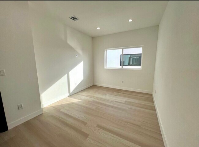 Foto del edificio - 4900 Lennox Blvd