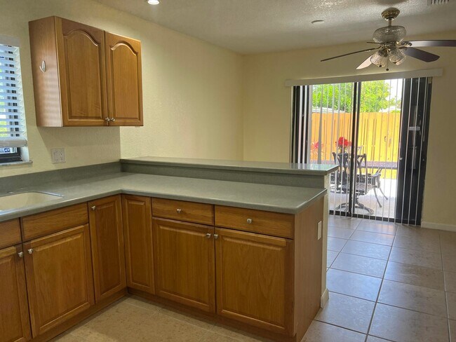 Foto del edificio - 4663 Cherry Rd