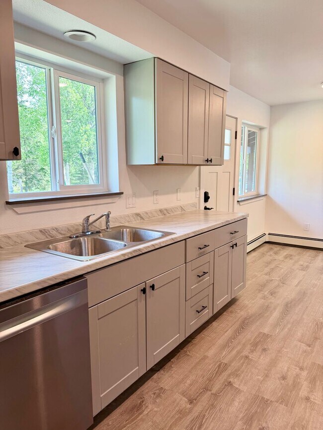 Foto del edificio - BRAND NEW REMODEL!