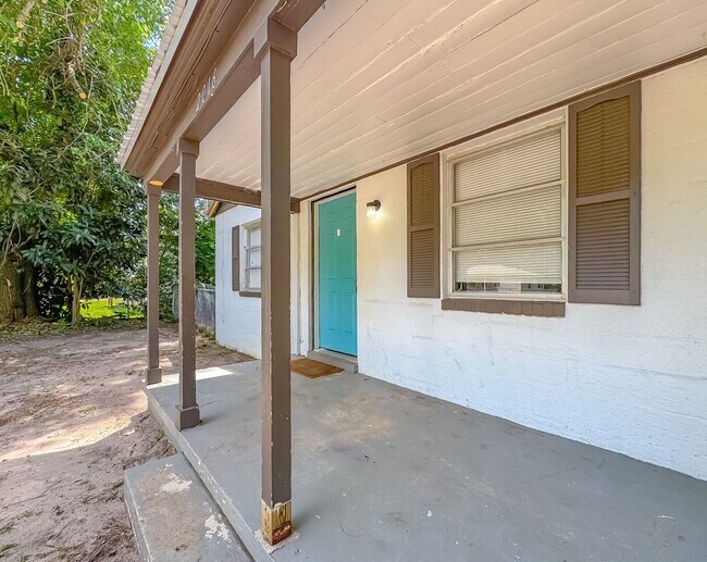 Foto del edificio - WALKABLE 3/1 House w/ Tile Floors, Newer A...
