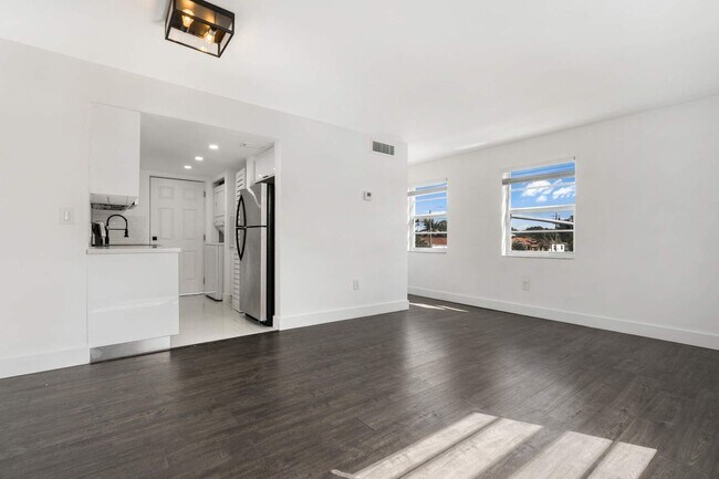 Foto del edificio - Live in this newly renovated two-story cor...